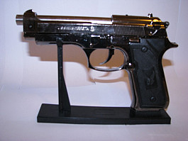 Pistole Beretta 9mm jako zapalovač