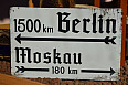 směrovník Berlín - Moskva: kovová cedule