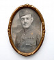 Fotka prvorepublikového vojáka v rámečku vyznamenání
