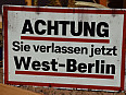 plechová cedule: Pozor! Chystáte se opustit Západní Berlín