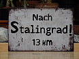 plechová cedule: Nach Stalingrad! 13km