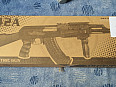 AK 47- CM.042A se zásobníky, kolimátorem a baterkou