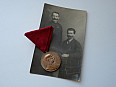Originál Rakousko-Uherská Jubilejní medaile Signum memoriae s fotkou vyznamenaným