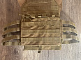 Airsoftová vesta s imitací plátů a trojitou sumkou M4 Jumper Plate Carrier - Coyote Brown