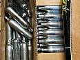 CO2 bombičky 63 ks, bipod, kukly, předpažbí, solární panel