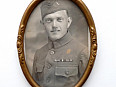 Fotka čs. prvorepublikového vojáka v rámečku vyznamenání