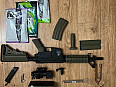Airsoftová zbraň M4 (dva zaměřovače, kuličky a plnička)