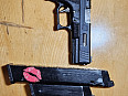 We Glock 17 up
