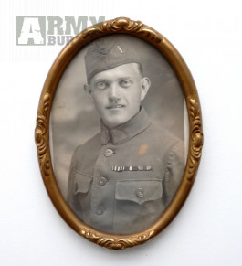 Fotka prvorepublikového vojáka v rámečku vyznamenání