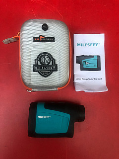 Laserový dálkoměr měřič od značky Mileseey, použitelný až do vzdálenosti 3000 metrů