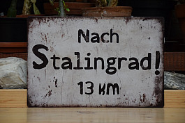 plechová cedule: Nach Stalingrad! 13km