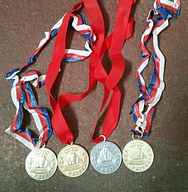 Pionýr - medaile 4ks a pásek 7ks