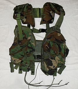 US Army Woodland LBV vesty, sumky, výstroj