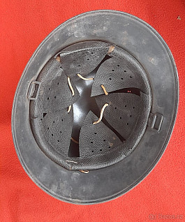 Prodam helmu Původní stav a bednu od střeliva