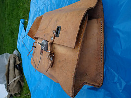 Kožená brašna na dokumenty , vezená v technice .