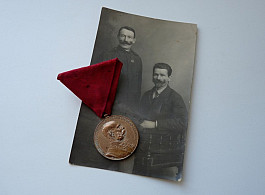 Originál Rakousko-Uherská Jubilejní medaile Signum memoriae s fotkou vyznamenaným