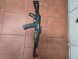 Prodám AK47, celokov, AEG střílí pěkně. 