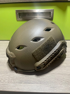 Vojenská helma FAST s příslušenstvím