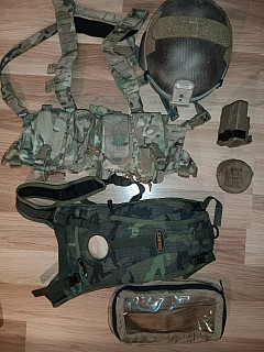  přilba MICH gentex, Chest Rig DirectAction, obal na camelbak Source, atd