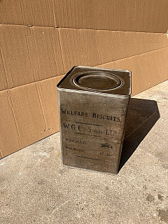 Plechovka od sucharů z r. 1929