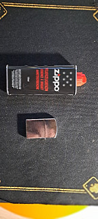 Stříbrný Zippo zapalovač