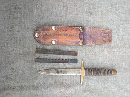 Nůž s pouzdrem a nářadím