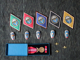 Výsadkář ČSLA - třídnosti a para nášivky + vyznamenání za zásluhy