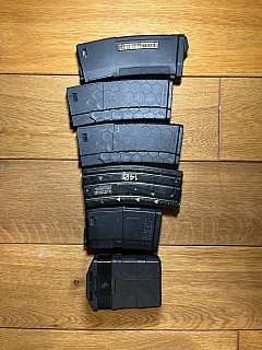 Zásobníky pro M4 (5 ks) + pouzdro na zásobník