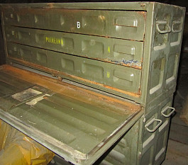 5 beden armádních vojenských plechových s 3 šuplíky uvnitř.