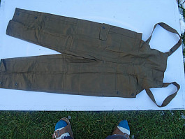 Pracovní kalhoty s laclem a rukavice používané v ČSLA