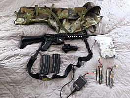 M4 zbraň + doplňky 