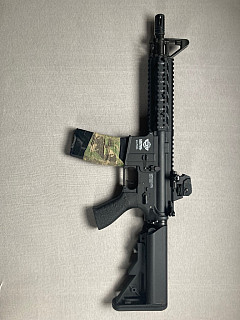 Prodám Airsoft zbraň CM16 (m4) s nabíječkou a akumulátorem