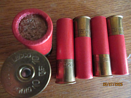 Brokový náboj ráže 10/65 plněný černým prachem brok 4 mm. Kat „D“