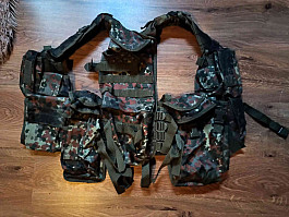 Flecktarn věci + ochranná maska.