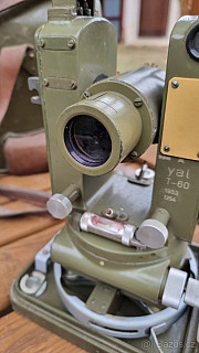 CSLA teodolit, zaměřovač