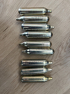 prodám airsoftovou pistoly cz75 na CO2  + CO2 bombičky a 