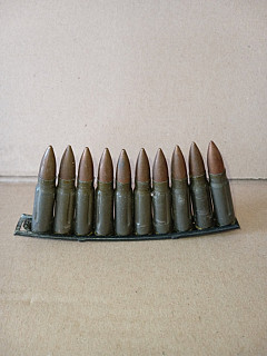 pásek s cvičnými náboji