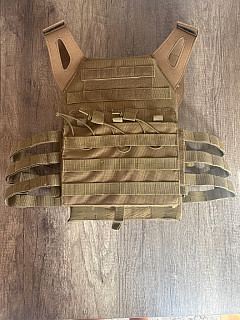 Airsoftová vesta s imitací plátů a trojitou sumkou M4 Jumper Plate Carrier - Coyote Brown