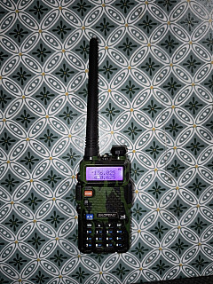 Baofeng UV-5R + Nabíjecí dock + Náhradní antény