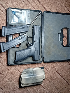 Airsoft pistole cz p-10c se 2 zásobníky 