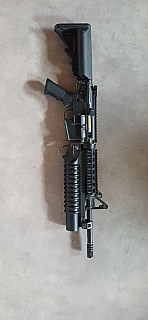 Airsoftová zbraň M4 s podvěsným granátometem