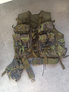 Airsoftové vybavení - zbraň, vesty a uniforma