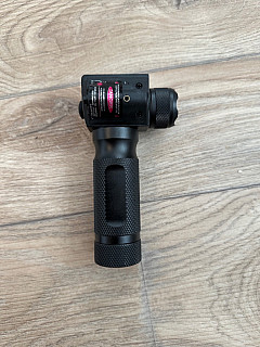 CNC rukojeť s integrovanou výkonnou svítilnou a laserem