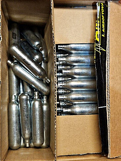 CO2 bombičky 63 ks,  bipod, kukly, předpažbí, solární panel