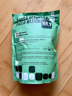 Lotyšská vojenská potravinová dávka MRE 12h Menu 9 Chilli Con Carne