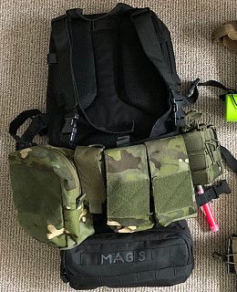 Batoh s předním molle chestrig panelem.