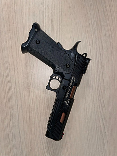 Pistole Combat master 2011