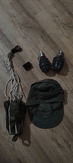 Čepice vz. 60 "jehličky", 2 dřevěné makety granátu, stabilizační padák AČR+ mazání na plynové masky