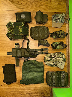 sumky, pouzdro na pistoli a další