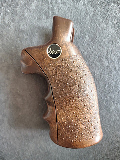 Imitace dřevěné rukojeti pro revolver Dan Wesson
